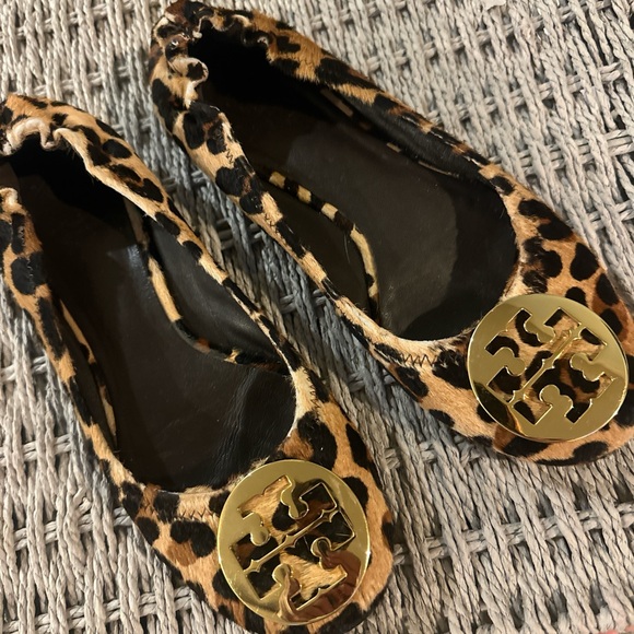 Tory Burch Animal Print Flats with Gold Logo - Picture 1 of 5